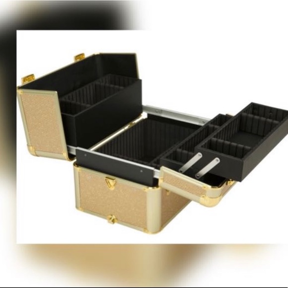 4 WheelsProfessional Rolling Cosmetic/Makeup Case. - Picture 3 of 3